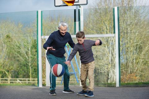 Anziano e bambino giocano a bsket