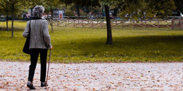 Anziana cammina in un parco