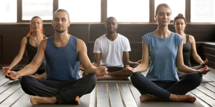 Lezione di yoga in palestra