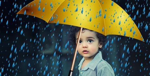 Bambino con ombrello